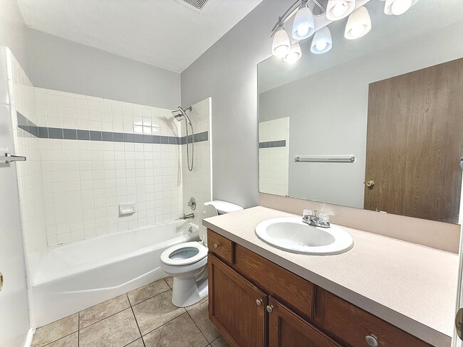 Building Photo - 3 Bedroom Layton Townhome Available Now