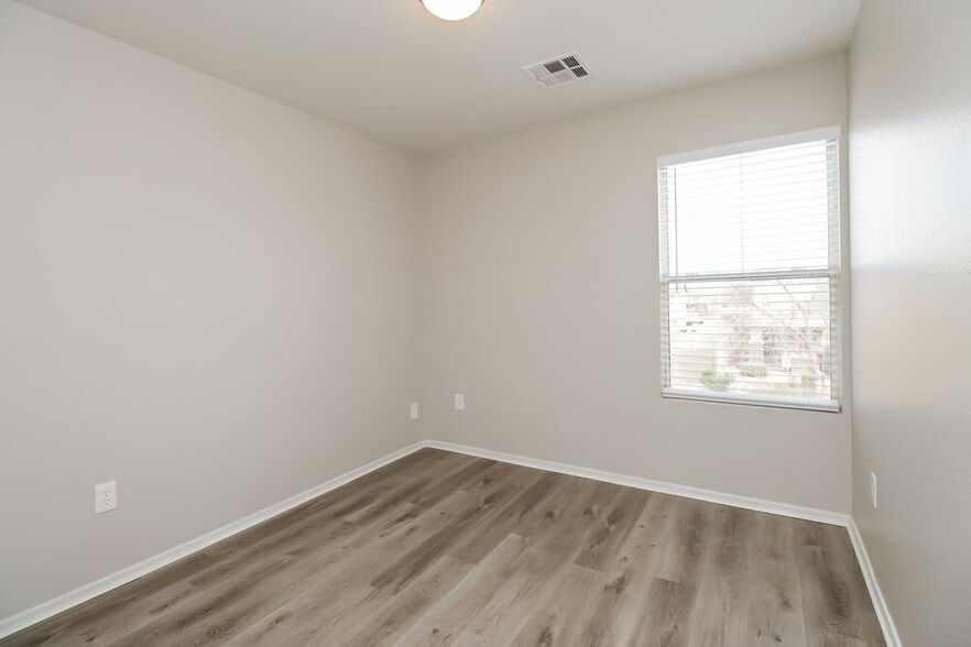 Building Photo - 4025 W Park St