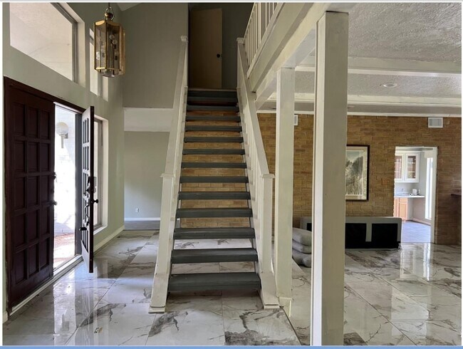 Building Photo - 6123 Northway Dr