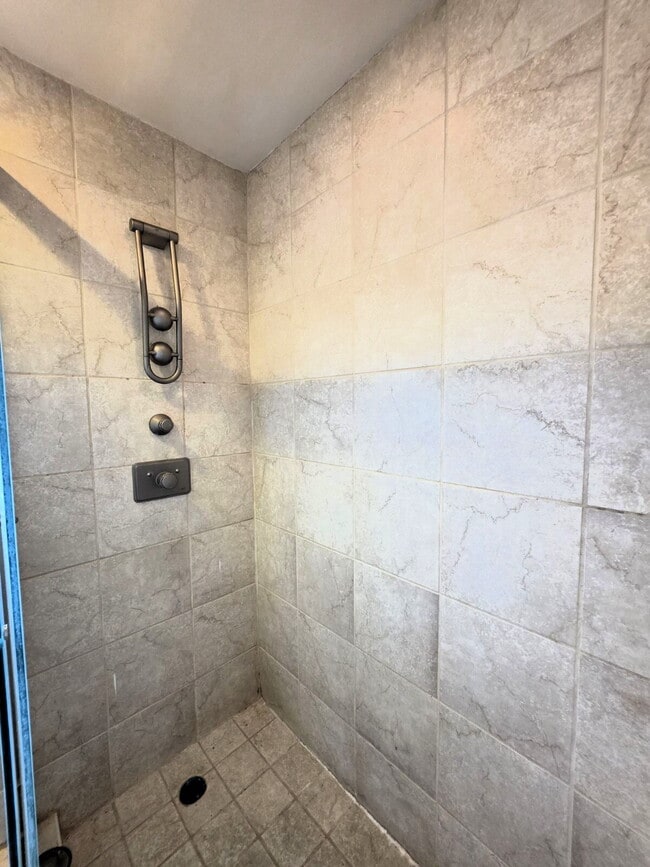 Building Photo - SUPER Spacious Westside Home with BONUS Areas