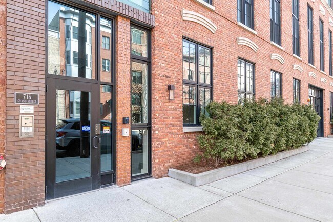 Building Photo - 715 Grand St