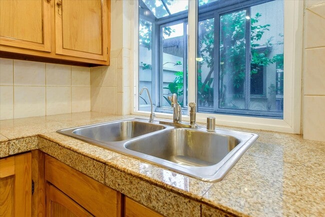 Building Photo - Fantastic 2-Bed, 2-Bath Townhouse with Pri...