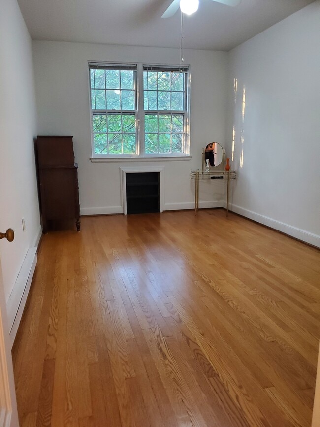 Front bedroom with a view - 1306 Glade Street