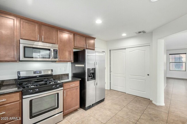 Building Photo - Beautiful 3 bedroom plus den, 2.5 bath hom...