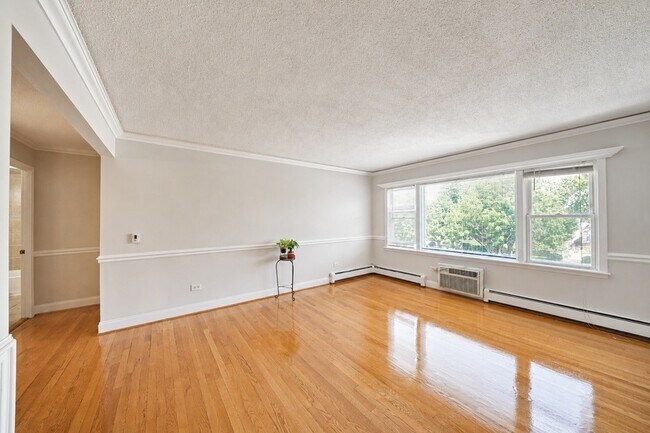 Building Photo - 4940 N Leonard Dr