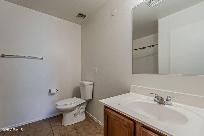 Building Photo - 3022 E Donner Dr