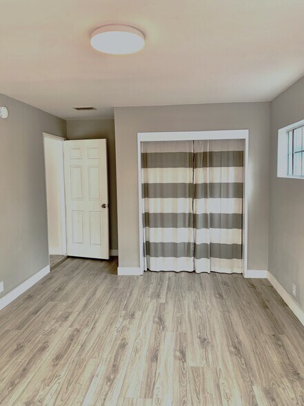 Building Photo - 4920 W 141st St