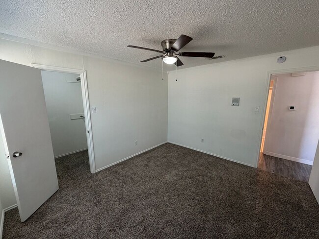 Building Photo - 3 BED/2 BATH/2 CAR GARAGE: AVAILABLE NOW!!