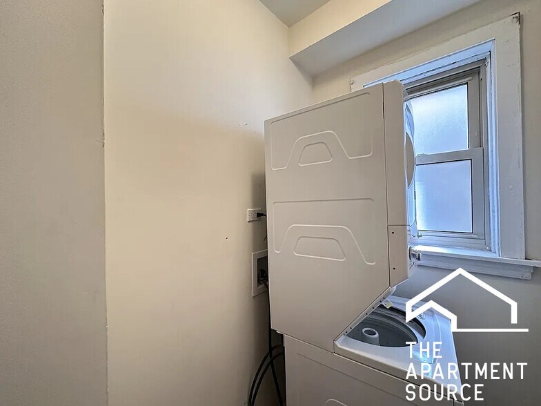 Building Photo - 5023 N Ridgeway Ave