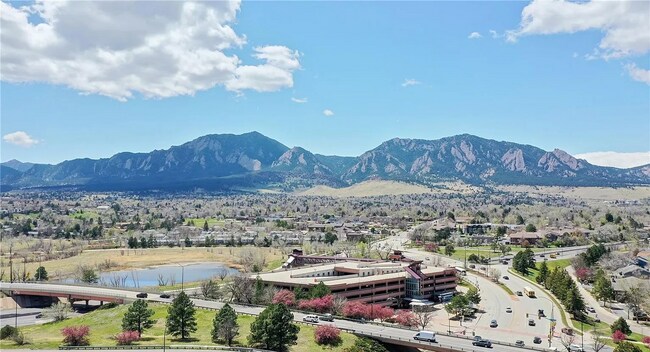Building Photo - "Charming 1-Bedroom Condo with Mountain Views & Pool in Prime Boulder Location!"