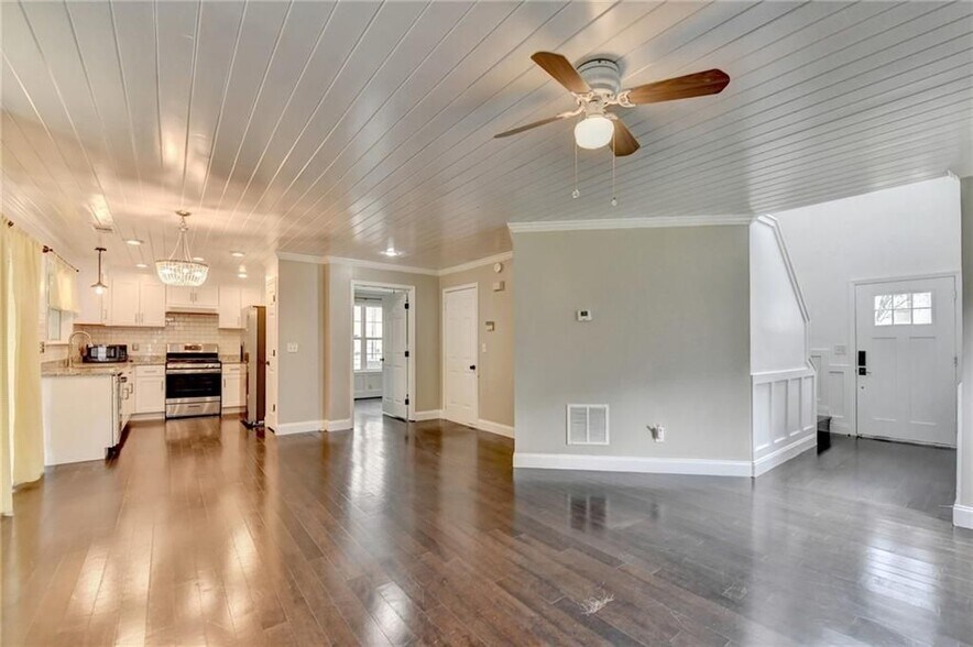 Building Photo - 725 Manor Glen Dr NW