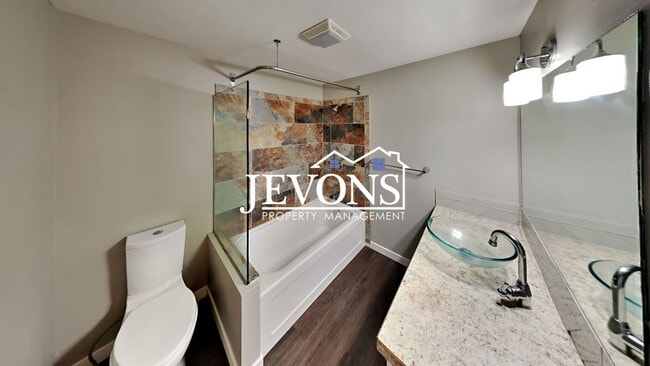 Building Photo - Near Randall Park - Charming home with two kitchens and washer/dryer included!