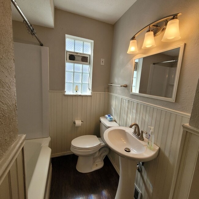 Building Photo - West Boulevard Area 3-Bed, 1-Bath Single-F...