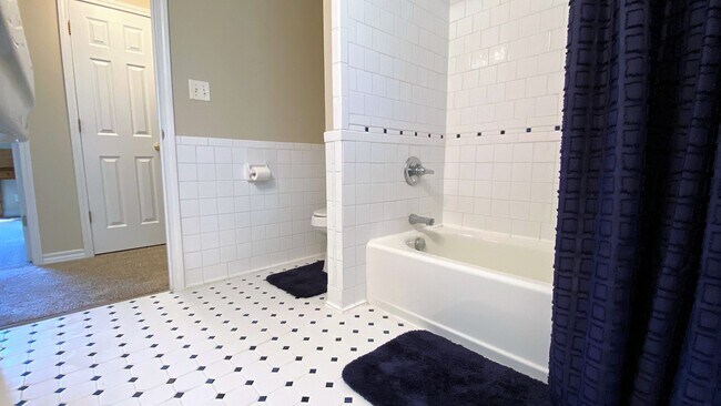 Building Photo - Gorgeous 3 Bedroom, 2 Bathroom Split Level...