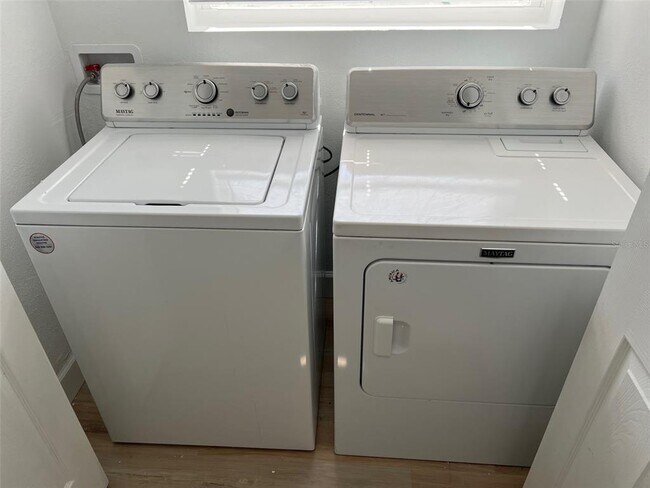 Building Photo - 2002 E Hanna Ave