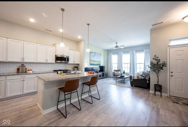 Building Photo - 1099 Valentine Ln