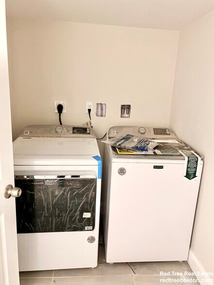 Building Photo - 564 E 5th St