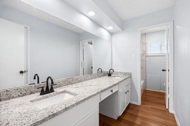 Building Photo - 2926 Meadowcreek Dr