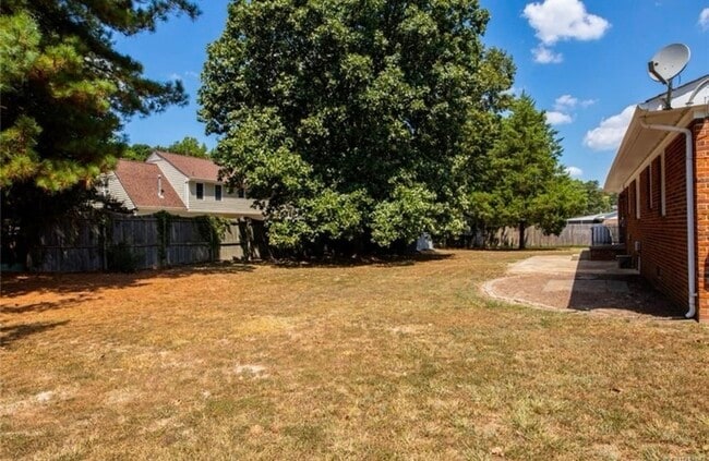 Building Photo - 10210 Hollyberry Dr