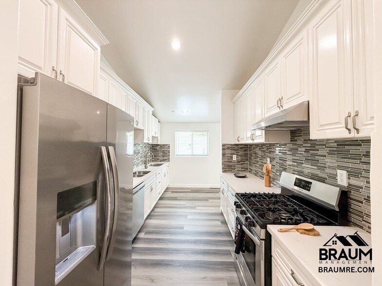 Building Photo - 1109 La Peer Dr