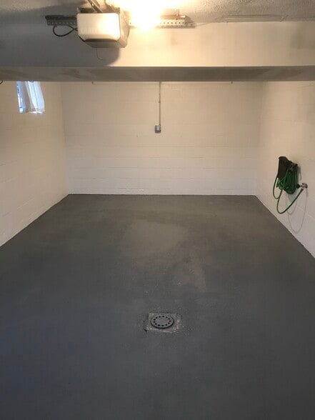 Building Photo - 563 Hickory Dr