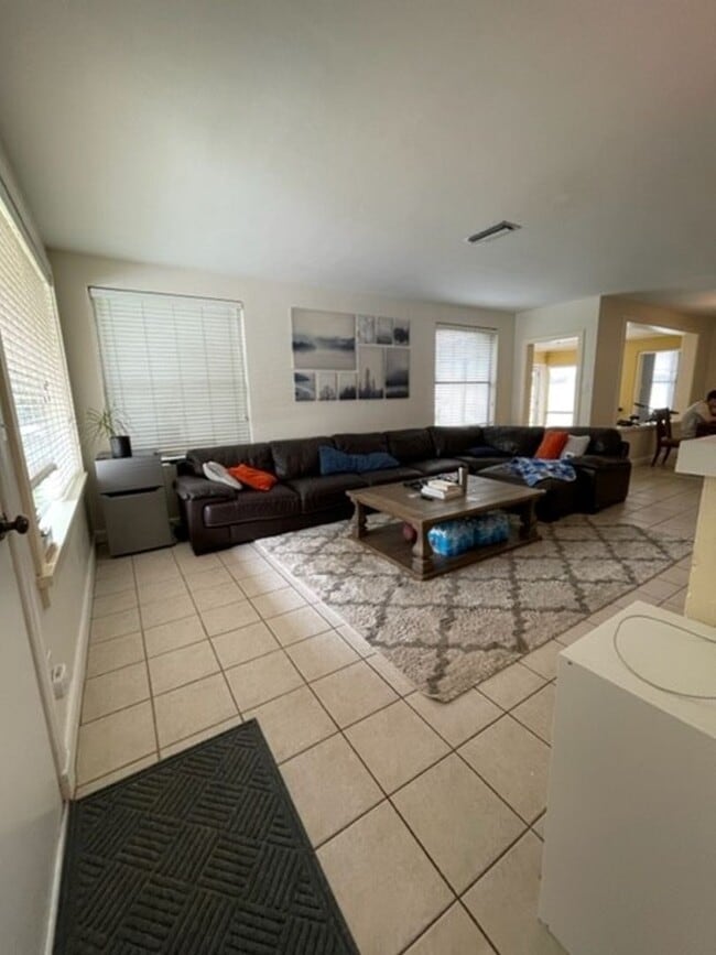 Building Photo - R1016 University Heights