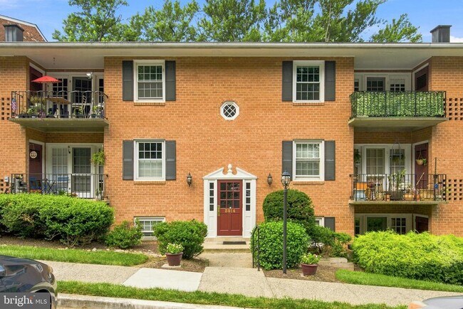 Building Photo - 3814 Lyndhurst Dr