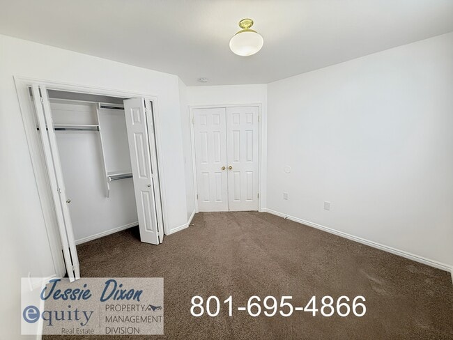 Building Photo - 108 W Oaks Dr