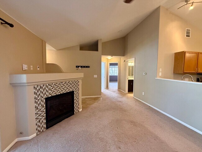 Building Photo - Spacious, Updated 2BR / 2 BA Condo in Gated Community!