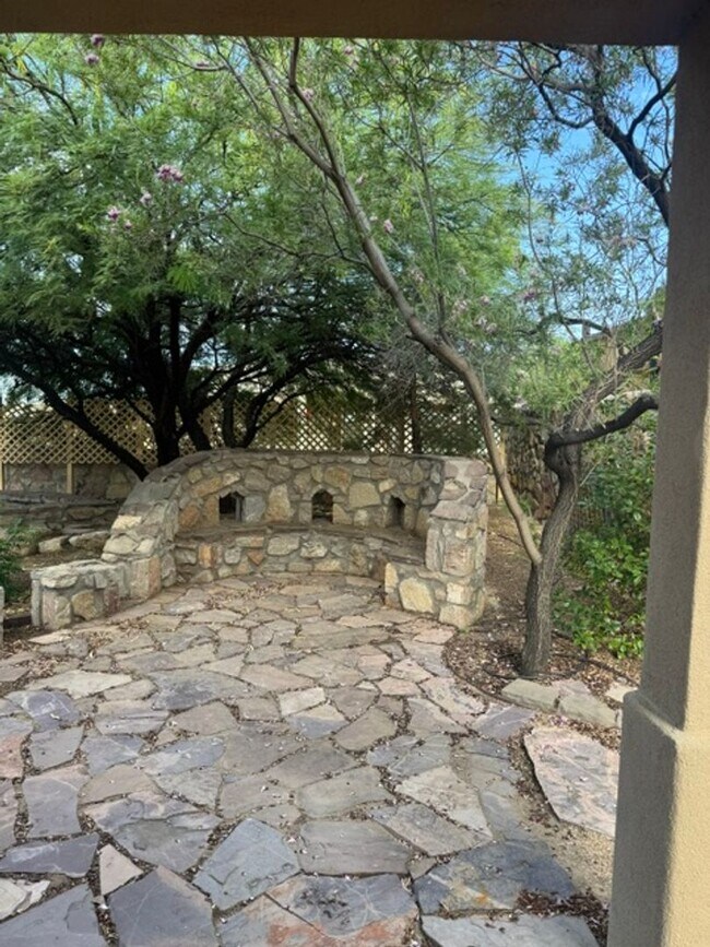 Building Photo - Three Bedroom, 2 Bath Home For Rent