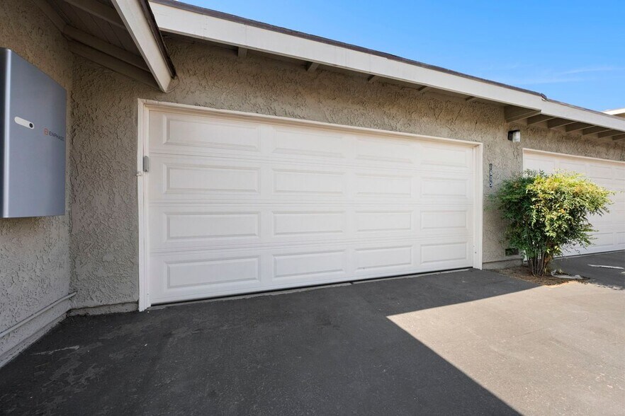Building Photo - 1605 Carmel Cir E