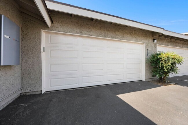 Building Photo - 1605 Carmel Cir E