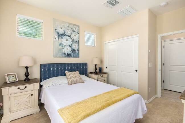 Building Photo - Gorgeous 2 bedroom / 2 bath townhome locat...