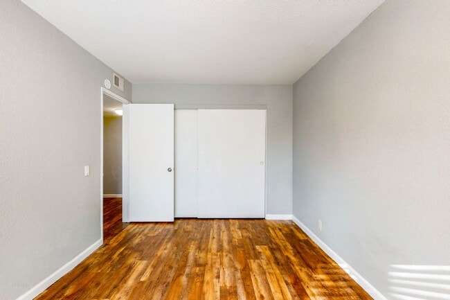 Building Photo - Great 2 Bedroom / 1 Bathroom Main-Level Unit – Prime Location!