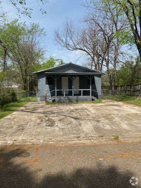 Building Photo - 2215 E 11th St
