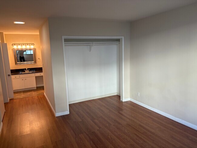 Master with en suite bathroom - 8701 Delgany Ave