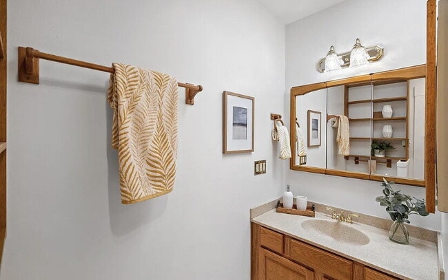 Building Photo - NO HOA!!!  This 1 bedroom 1 bathroom split...