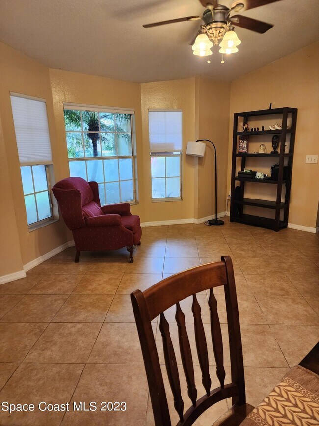 Building Photo - 890 Spirea Dr