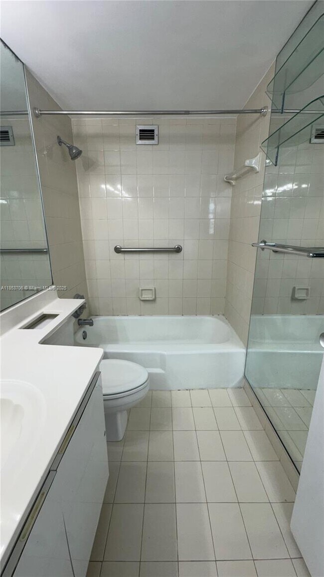 Building Photo - 905 Brickell Bay Dr
