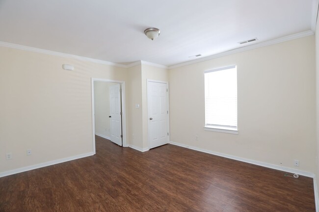 Building Photo - 2-Bed, 1-Bath Unit Minutes from Downtown R...