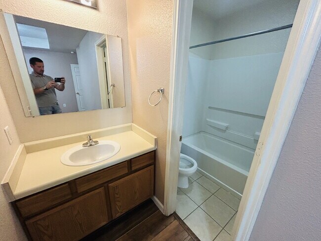 Building Photo - Gorgeous 3 Bed/2 Bath Duplex in North East SA