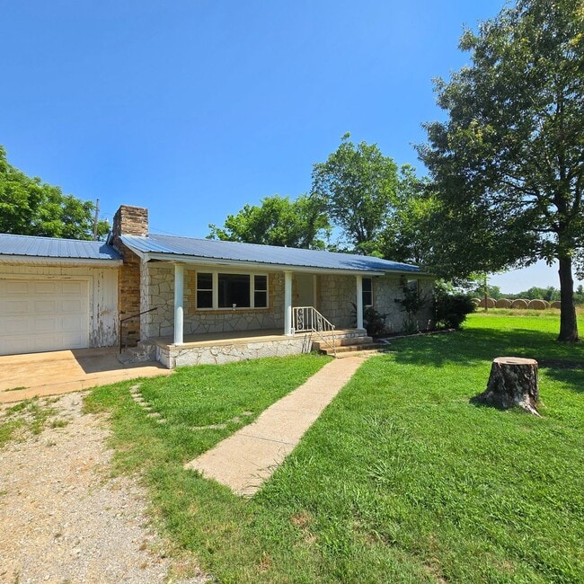 Building Photo - 3 Bed • 1 Bath • Stonework Home in Newark ...