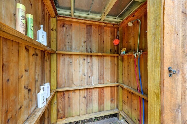 Building Photo - Furnished Off-Season 3bd/2ba Coastal Retreat with Screened Porch & Private Parking