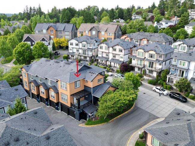 Building Photo - Spacious 3BR/3.5BA Townhome in Desirable E...