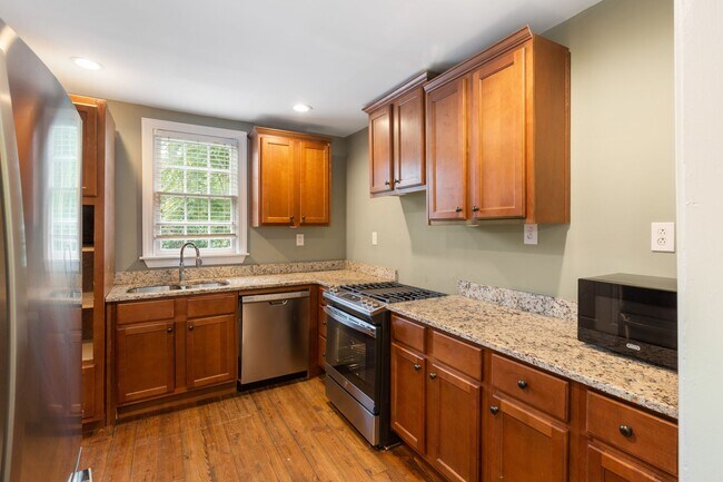 Building Photo - 3 Bedroom, 1.5 Bathroom Home Downtown - Charleston
