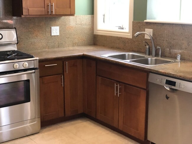 Building Photo - COMING SOON!  Beautiful 3 br/2ba -2  Levels, Private Deck, Panoramic Views, Garage Parking, Washe...