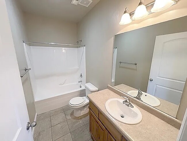 Building Photo - 426 W 200 N St