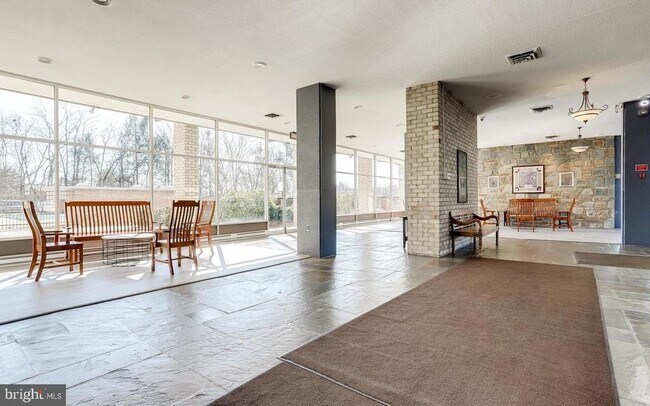 Building Photo - 3245 Rio Dr