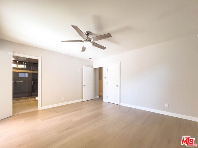 Building Photo - 15424 Camarillo St