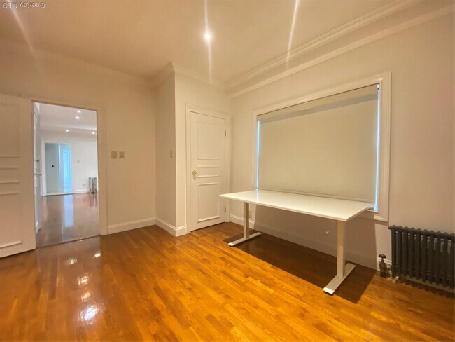 Building Photo - 84-80-84161 161st St